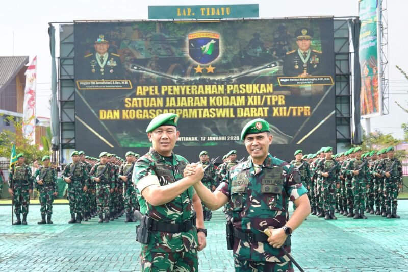 Foto: Tongkat Komando Berganti, Mayjen TNI Novi Rubadi Sugito, S.I.P., M.Si., Resmi Pimpin Pasukan Kodam XII/Tpr