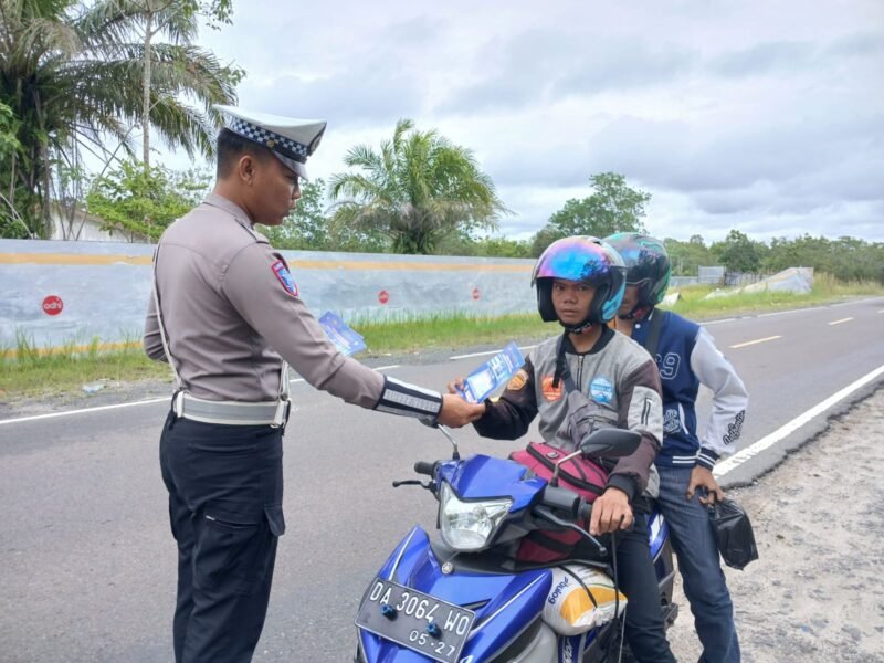 Satlantas Polres Pulang Pisau Bagikan Brosur Himbauan Kepada Pengendara