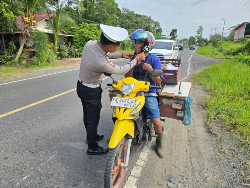SATLANTAS POLRES PULANG PISAU SELALU INGATKAN PENGENDARA AGAR TIDAK LUPA KLIK HELM
