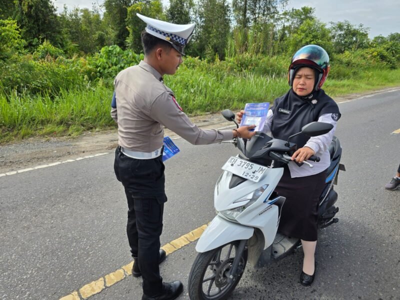 Satlantas Polres Pulang Pisau Bagikan Brosur Himbauan Kepada Pengendara