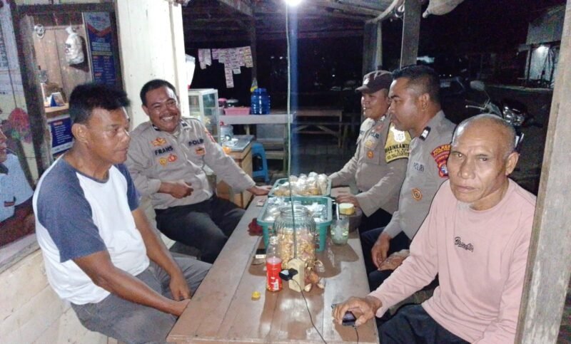 Sambangi Warga Dengan Humanis, personel Polsek Sebangau Kuala Sampaikan Pesan Kamtibmas kepada Warganya