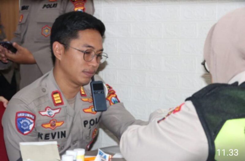 Kasatlantas Polres Batu AKP Kevin Sedang di periksa Kesehatannya oleh Petugas Dokes Polres Batu.