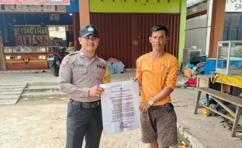 Personil Polsek Maliku melakukan Door to Door System, Menyampaikan Maklumat Kapolda Kalteng