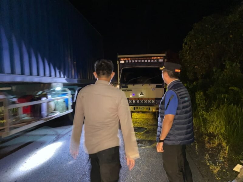 Mencekam! Pria Bersajam Ngamuk di Jalur Trans Kalimantan, Kapolres Pulang Pisau Turun Tangan Amankan Pelaku dan Atur Lalin