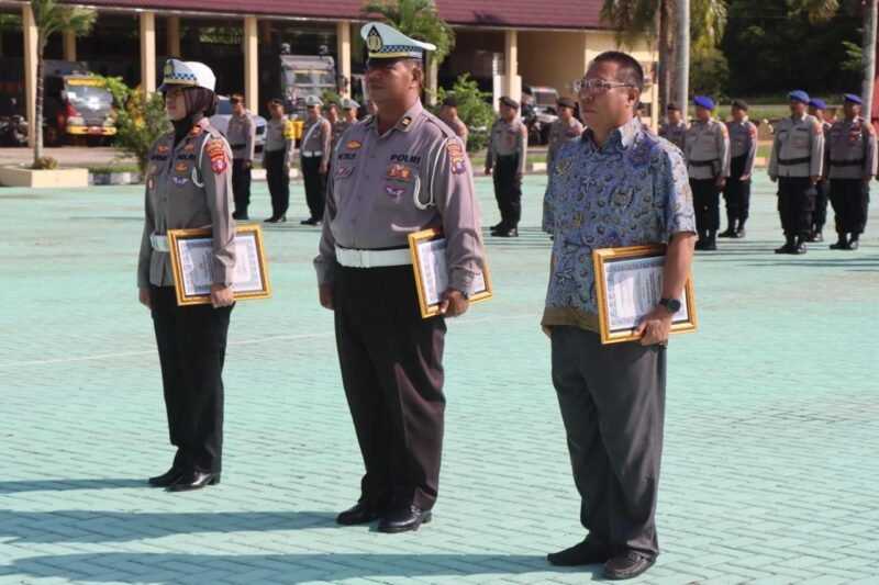 Momentum HKN, Polres Pulang Pisau Beri Penghargaan Anggota Berprestasi dan Mitra Swasta
