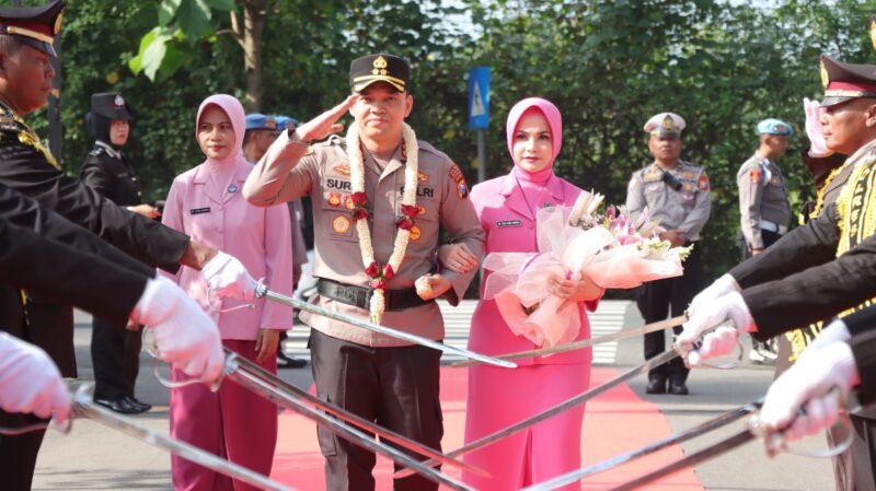 Foto: Tradisi Pedang Pora dan Banjari Sambut Kapolres Baru Nganjuk