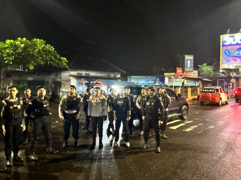 Foto: Pimpin Patroli Malam, Wakapolres Jember : Wujudkan Keamanan dan Kenyamanan Warga adalah Komitmen