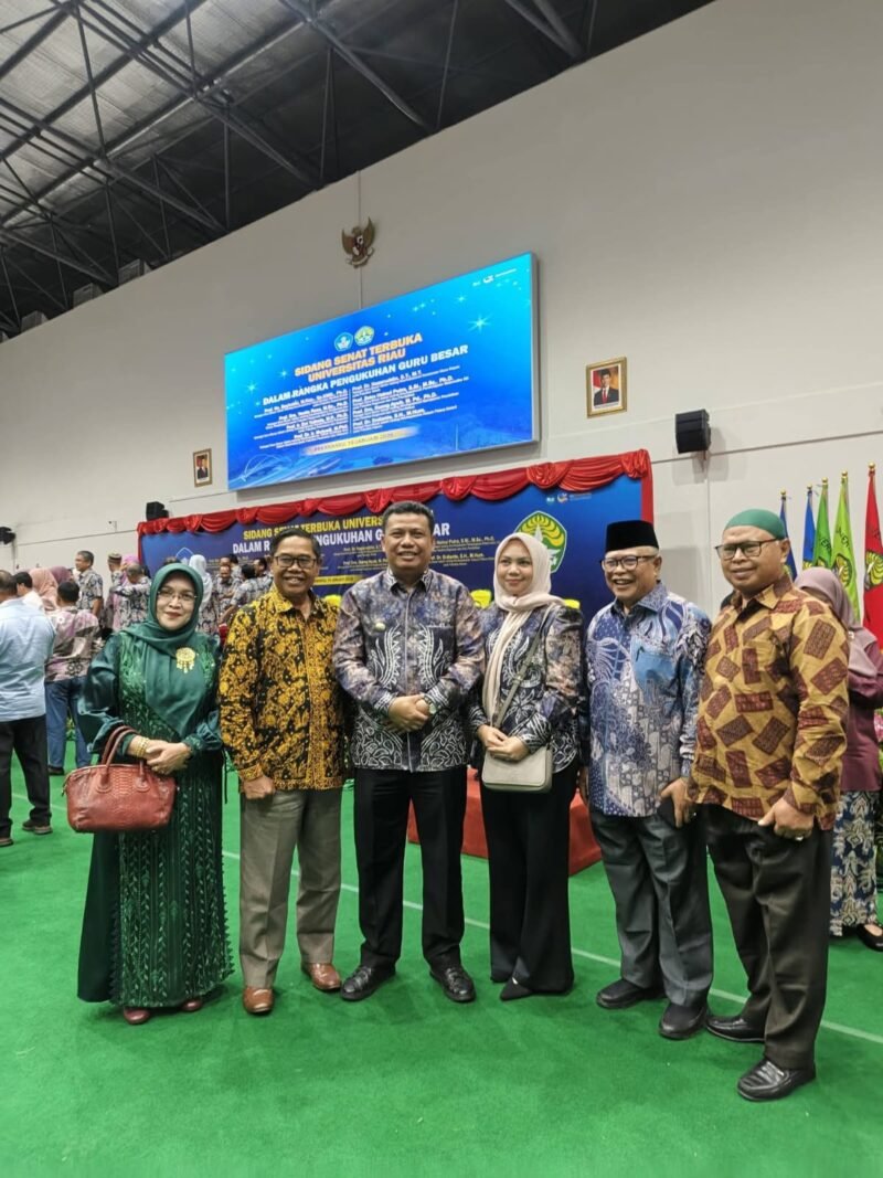 Foto: Wabup Katamso bersama ketua GOW tanjung Jabung barat Hadiri acara sidang senat terbuka di Universitas Riau