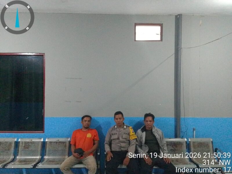 BHABINKAMTIBMAS POLSEK PANDIH BATU POLRES PULANG PISAU LAKUKAN PENGECEKAN POS KAMLING DI WILKUM POLSEK PANDIH BATU