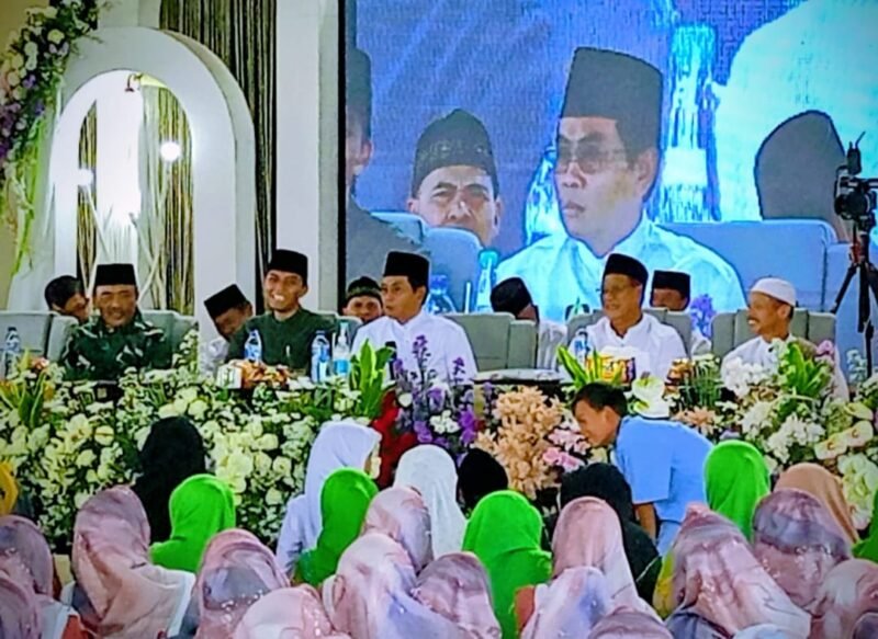 Foto ist : KH.Anwar Zahid Pengajian Akbar di Desa Oro Oro Ombo Kota Batu di dampingi Kades Wiweko. (Selasa,20/1/26).