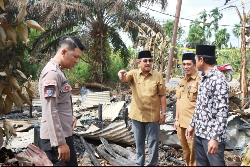 Bupati Anwar Sadat Tinjau Lokasi Kebakaran, Salurkan Bantuan untuk Warga Desa Jati Mas Foto: TaragetNews.id/Arijal