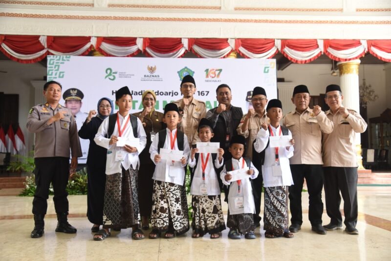 Foto: Hari Jadi Kabupaten Sidoarjo/Harjasda ke 167 tahun 2026 diperingati dengan berbagai kegiatan sosial. Salah satunya kegiatan Khitan Massal gratis. Pagi tadi, kegiatan rutin itu kembali digelar dipendopo Delta Wibawa, Selasa pagi, (20/1). Terdapat 165 anak yang dikhitan. Mereka berasal dari seluruh kecamatan yang ada di Kabupaten Sidoarjo.