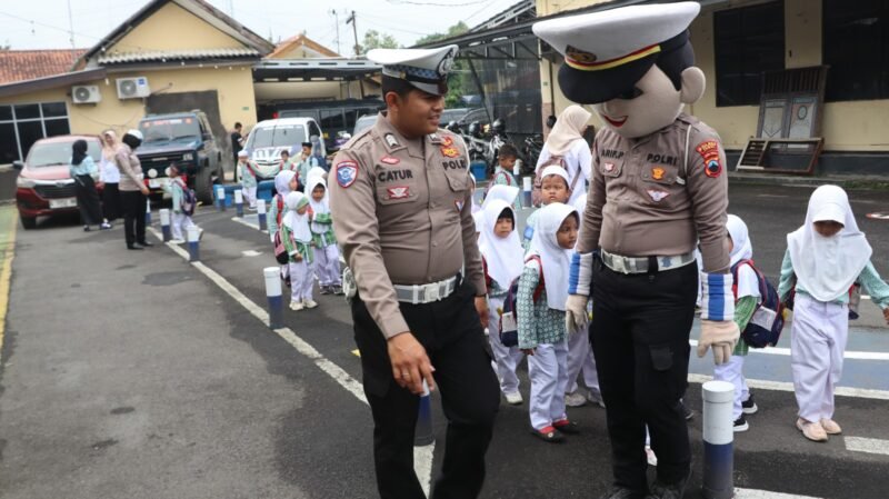 Foto: Satlantas Polres Tegal menerima kunjungan edukatif dari siswa-siswi TK Muslimat NU Pakembaran 2, pada Rabu (21/01/2026). Kegiatan ini merupakan bagian dari program Polisi Sahabat Anak dalam rangka menanamkan budaya tertib berlalu lintas sejak usia dini.