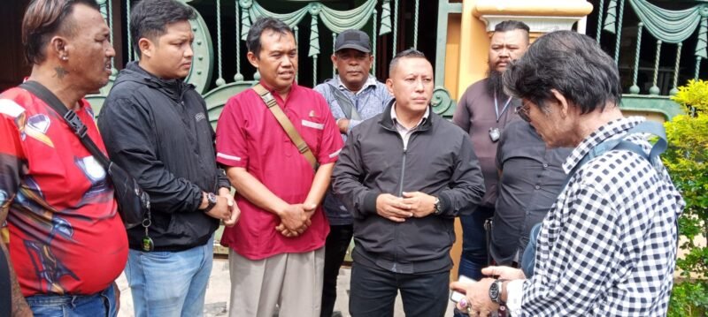 Foto: Ketegangan mewarnai proses eksekusi pengosongan sebuah rumah di Jalan Lebak Arum Barat No. 15, Kelurahan Gading, Kecamatan Tambaksari, Surabaya, pada Selasa (20/1/2026). Di balik barikade aparat, pihak ahli waris melontarkan tudingan tajam terkait adanya keterlibatan 