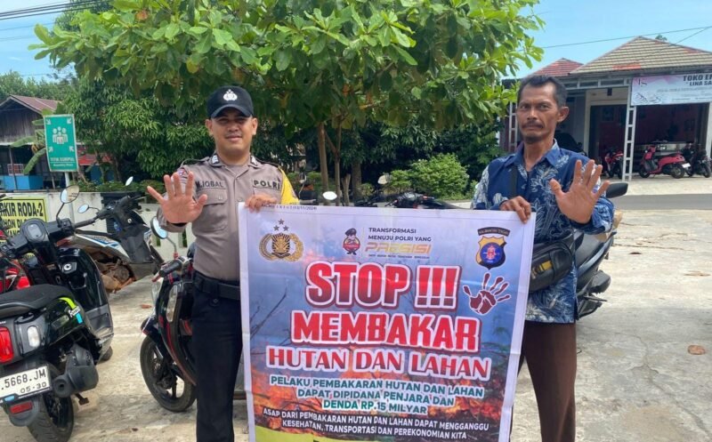 Personil Polsek Maliku melakukan Door to Door System, Menyampaikan Maklumat Kapolda Kalteng