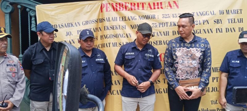Foto: Pengadilan Negeri (PN) Surabaya kembali melakukan tindakan tegas dalam sengketa properti yang berujung pada ketegangan. Pada Selasa (20/1/2026), juru sita PN Surabaya melaksanakan eksekusi pengosongan terhadap sebidang tanah dan bangunan seluas 290 meter persegi di Jalan Lebak Arum Barat No. 15, Kelurahan Gading, Kecamatan Tambaksari, Surabaya.