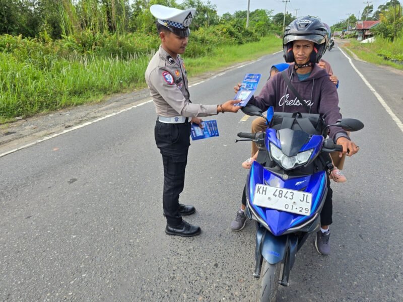 Satlantas Polres Pulang Pisau Bagikan Brosur Keselamatan, Tingkatkan Kesadaran Tertib Berlalu Lintas Masyarakat