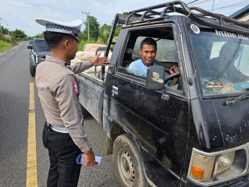 Anggota Satlantas Polres Pulang Pisau Memberi Teguran Kepada Pengemudi Yang Tidak Menggunakan Sabuk Pengaman dengan baik
