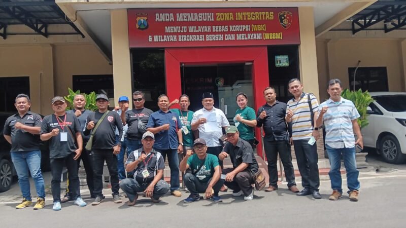 Foto: Buntut celotehan, hinaan dan tuduhan tak mendasar yang dilakukan MM kepada Herianto, Sumidi, Djumain disebuah grup whatshap Gerakan Mojokerto Bangkit (GMB) beberapa hari yang lalu, gabungan ormas, LSM dan Lembaga Bantuan Hukum (LBH) yang ada di Mojokerto secara resmi melaporkan MM ke Polres Mojokerto, Rabu (21 Januari 2026).