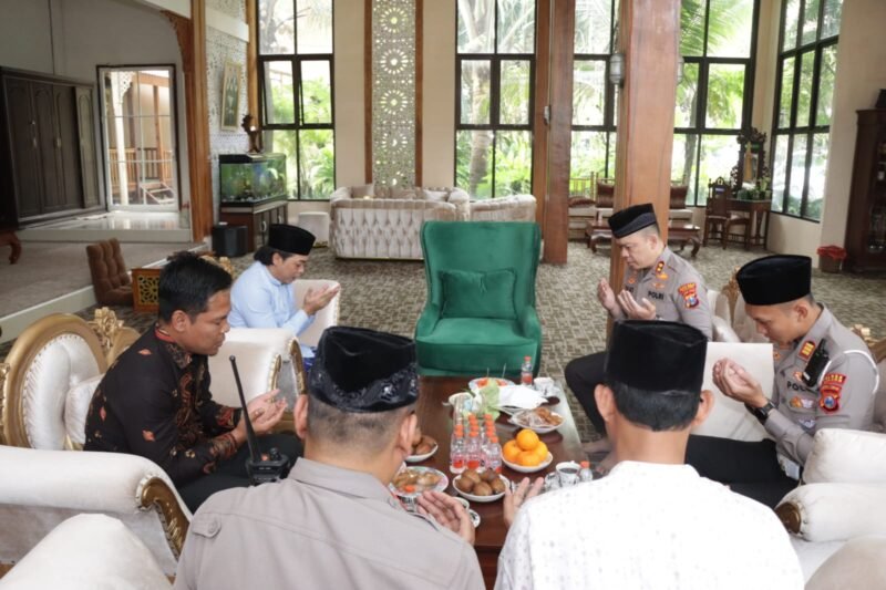 Foto: Mengawali tugas sebagai Kapolres Malang yang baru, AKBP Muhammad Taat Resdi menggelar silaturahmi bersama para ulama di Kabupaten Malang. Kegiatan ini dilakukan sebagai upaya memperkuat sinergi antara kepolisian dan tokoh agama dalam menjaga keamanan dan ketertiban masyarakat (kamtibmas). Silaturahmi diawali dengan kunjungan ke kediaman KH Romo Suroso di Pondok Pesantren Darul Mustofa, Gondanglegi pada Senin (20/1/2026).