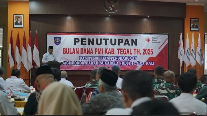 Foto: Pelaksanaan Bulan Dana Palang Merah Indonesia (PMI) Kabupaten Tegal Tahun 2025 mencapai Rp2,33 miliar atau sekitar 97 persen dari target Rp2,4 miliar. Capaian ini menempatkan PMI Kabupaten Tegal pada posisi ketiga terbaik se-Jawa Tengah. Hal tersebut disampaikan Asisten Perekonomian dan Pembangunan Sekretaris Daerah Kabupaten Tegal Joko Kurnianto saat penutupan Bulan Dana PMI Kabupaten Tegal Tahun 2025 dan pemberian penghargaan donor darah sukarela yang digelar di Aula PMI Kabupaten Tegal, Rabu (21/01/2026).