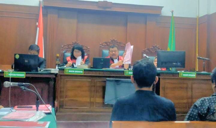 Foto: Sidang terdakwa Ahmad Edy Bin Mat Halil perkara dugaan penggelapan mobil rental , kembali di gelar di ruang Tirta pengadilan negeri (PN ) Surabaya, dengan agenda mendengarkan keterangan saksi pelapor yang dihadirkan di persidangan oleh Jaksa Penuntut Umum (JPU) Damang Anubowo dari Kejari Surabaya, Selasa (20/1/2026).