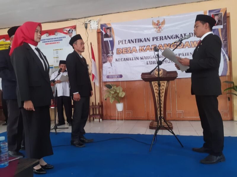 Foto: Pemerintah Desa Karangdawa,Kecamatan Margasari, Kabupaten Tegal,menggelar acara pelantikan dan pengambilan sumpah jabatan kepada perangkat desa baru pada hari Rabu,(21/01/2026).
