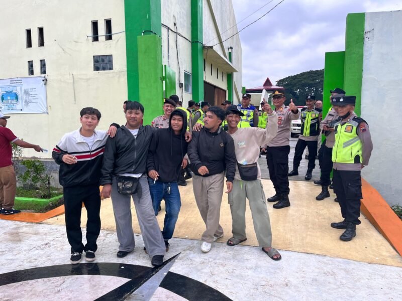 Foto: Anggota Polres Tegal melaksanakan apel pengamanan kegiatan pertandingan sepak bola Liga 4 antara Slawi United vs PSIW Wonosobo yang digelar di GOR Trisanja Slawi, Sabtu (21/01/2026), pukul 13.30