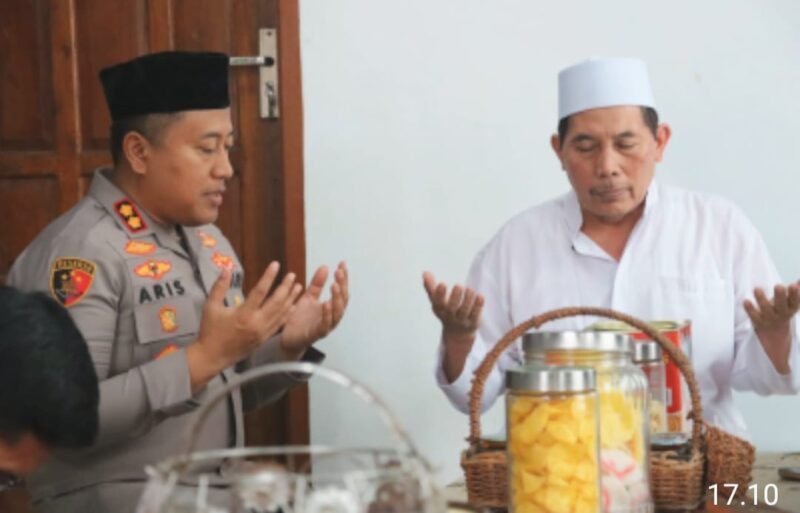 Foto ist: Kapolres Batu AKBP Aris Purwanto, SH.S.I.K.,M.H. bersama Ketua MUI Batu KH. Abdul Tohir.