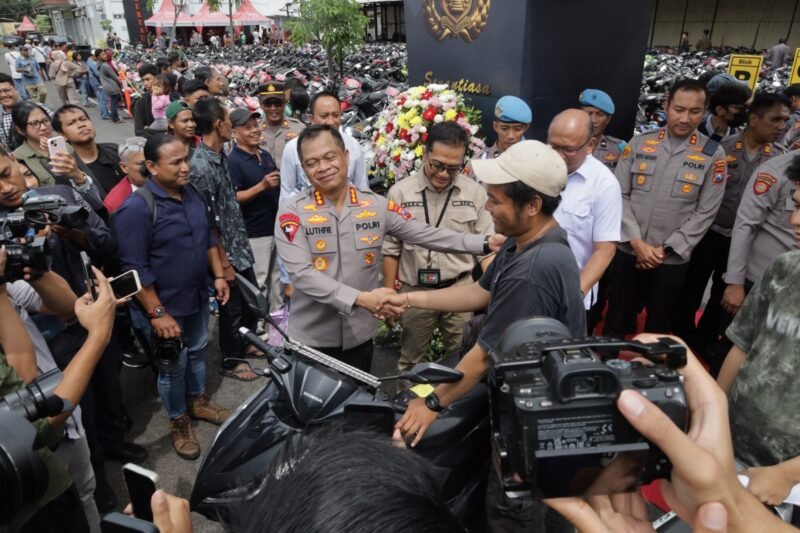 Foto: Sebut saja Ayu (29) salah satu pemilik motor Honda Beat yang hilang pada bulan Desember 2025 di Jalan Kutisari, kini bisa senyum sumringah.
