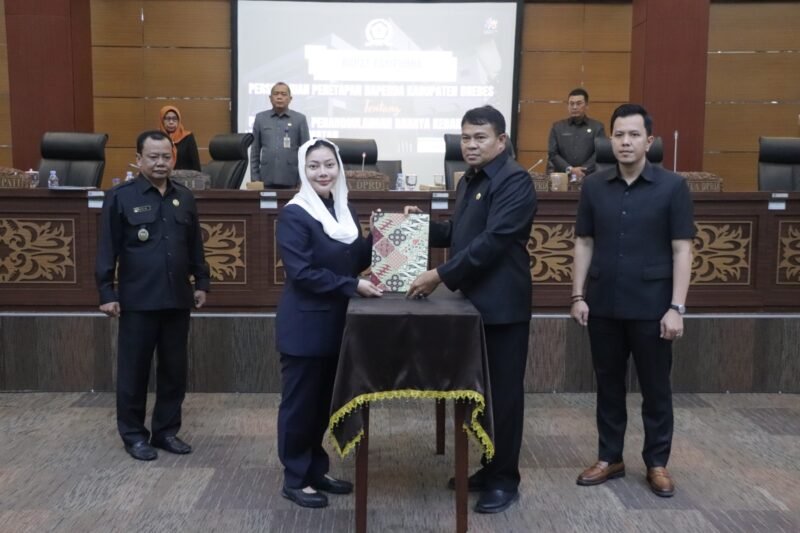 Foto: Bupati Brebes Hj Paramitha Widya Kusuma SE M.M menegaskan bahwa Peraturan Daerah (Perda) tentang Pencegahan, Penanggulangan Bahaya Kebakaran, dan Penyelamatan akan memberikan kejelasan peran, kewenangan, serta standar operasional dalam upaya penyelamatan dan penanganan kebakaran di Kabupaten Brebes.