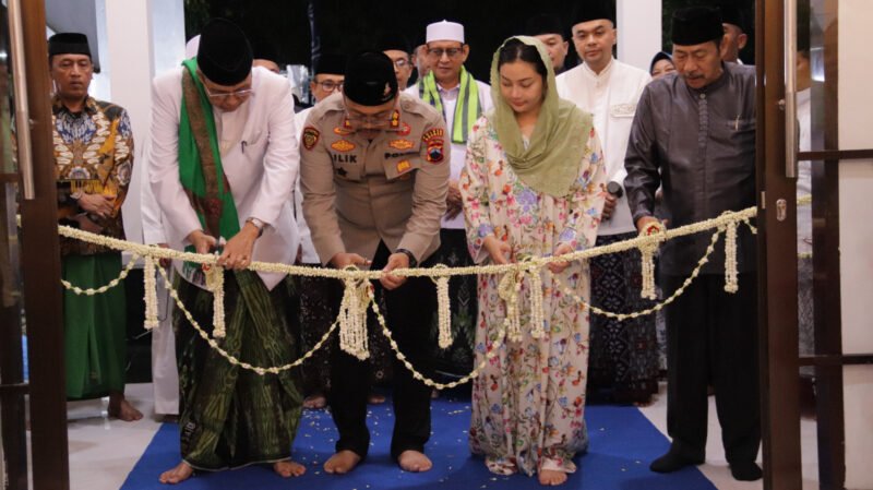 Foto: Kepolisian Resor Brebes menggelar Pengajian Peringatan Isra Mi’raj Nabi Muhammad SAW yang dirangkaikan dengan peresmian pemugaran Masjid Uswatun Khasanah di lingkungan Asrama Polisi Polres Brebes. Momentum religius ini juga ditandai dengan peresmian Grup Seni Hadroh Santri Brambang, yang melibatkan personel perempuan dari ibu-ibu Bhayangkari serta personel laki-laki dari anggota Polres Brebes, Rabu (21/01/2026) malam.