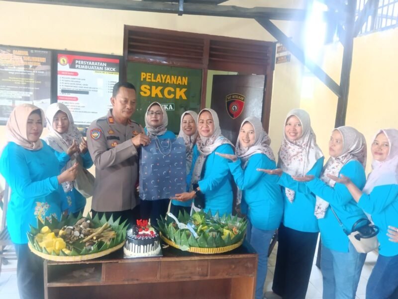 Foto: Suasana penuh keakraban dan kehangatan terlihat di Mapolsek Adiwerna pada Kamis (22/01/2026) siang. Kapolsek Adiwerna, AKP Bambang Suwidagdo, SH., M.AP., mendapat kejutan ulang tahun dari masyarakat sekitar sebagai bentuk apresiasi dan kedekatan antara Polri dengan warga.