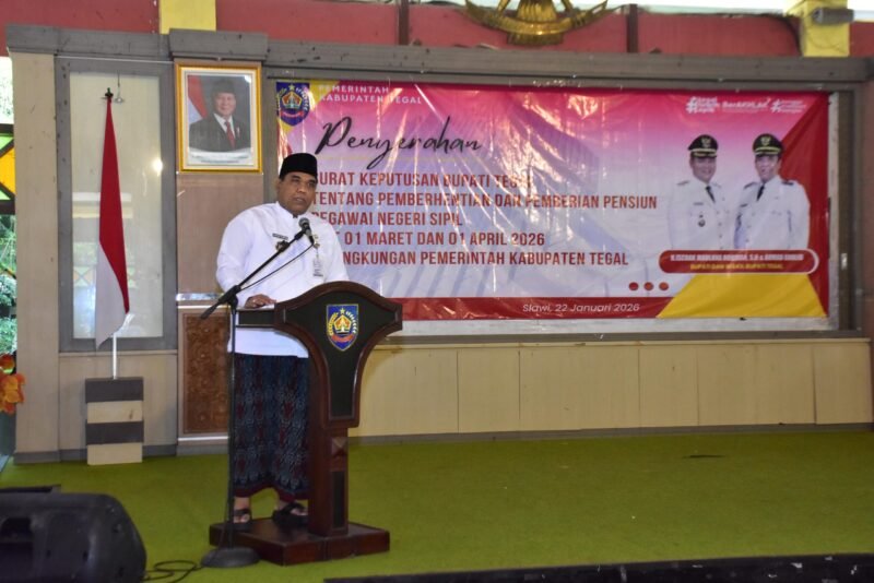 Foto: Pelaksana Harian (Plh) Bupati Tegal Ahmad Kholid memberikan penghargaan kepada 81 Pegawai Negeri Sipil (PNS) yang akan memasuki masa purna tugas di lingkungan Pemerintah Kabupaten Tegal. Penghargaan tersebut disampaikan dalam acara penyerahan Surat Keputusan (SK) Pemberhentian dan Pemberian Pensiun PNS yang mencapai Batas Usia Pensiun (BUP) di Pendopo Amangkurat, Kamis (22/01/2026).