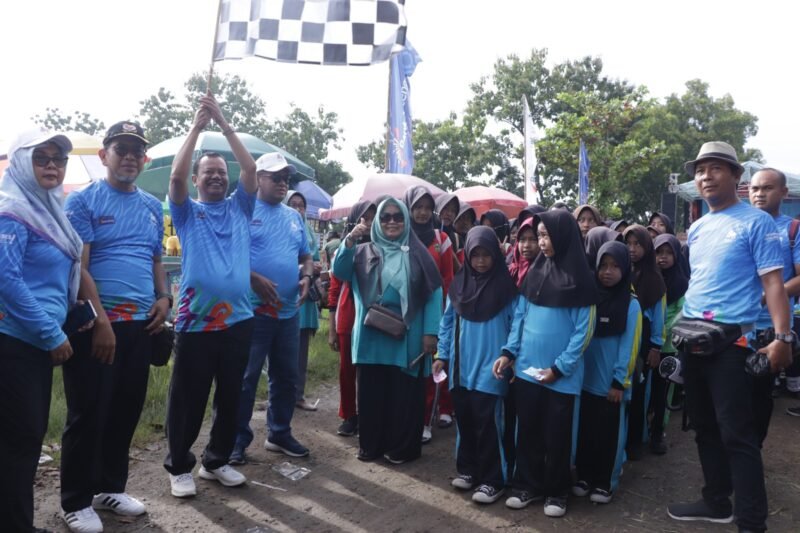 Foto: Semangat kebersamaan dan partisipasi masyarakat tampak kuat dalam peringatan Hari Jadi ke-348 Kabupaten Brebes tingkat Kecamatan Kersana. Rangkaian kegiatan yang melibatkan berbagai elemen masyarakat yang didominasi pelajar berlangsung meriah dan penuh antusiasme, di Area Lapangan PG Kersana, Kamis (22/01/2026).