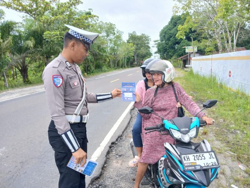 Sat Lantas Polres Pulang Pisau Bagikan Brosur Kamseltibcarlantas kepada Pengendara