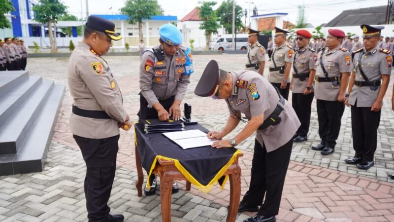 Foto: Kapolres Pamekasan, AKBP Hendra Eko Triyulianto, pimpin upacara serah terima jabatan (sertijab) sembilan pejabat utama Polres Pamekasan di Lapangan Mapolres Pamekasan Jl. Nyalaran, Pamekasan, Kamis (22/1/2026).