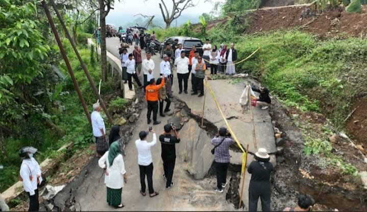 Foto: Pemerintah Kabupaten Tegal alokasikan dana Belanja Tidak Terduga atau BTT APBD Kabupaten Tegal Tahun 2026 senilai Rp500 juta untuk memperbaiki ruas jalan Batuyana-Danasari yang ambles pada Selasa (20/01/2026) lalu.