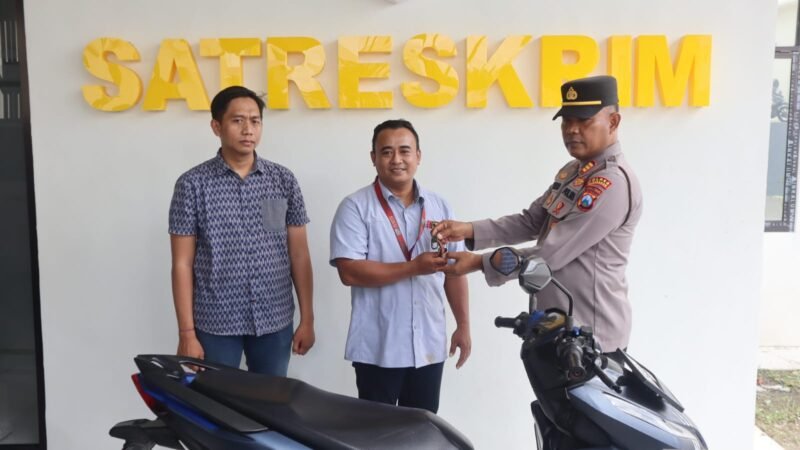 Foto: Kurang dari 3 (tiga) hari, Tim Resmob Satreskrim Polres Pamekasan berhasil mengungkap kasus pencurian dengan kekerasan (Jambret) yang menyebabkan korban meninggal dunia dan korban lainnya di rawat di rumah sakit.