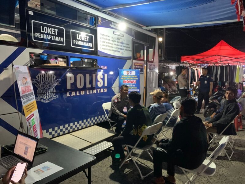 Permudah Warga, SIMKELPAS Sat Lantas Polres Pulpis Hadir Layani Perpanjangan SIM di Pasar