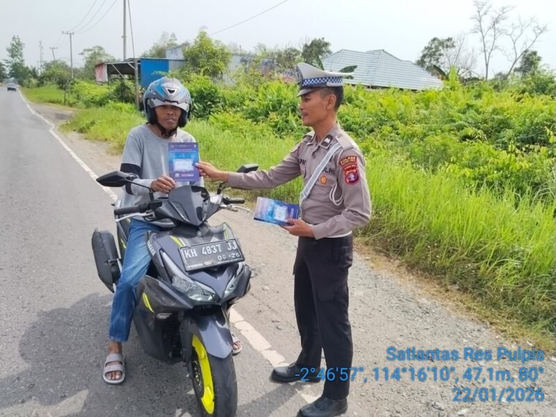 Satlantas Polres Pulang Pisau Bagikan Brosur Keselamatan, Tingkatkan Kesadaran Tertib Berlalu Lintas Masyarakat