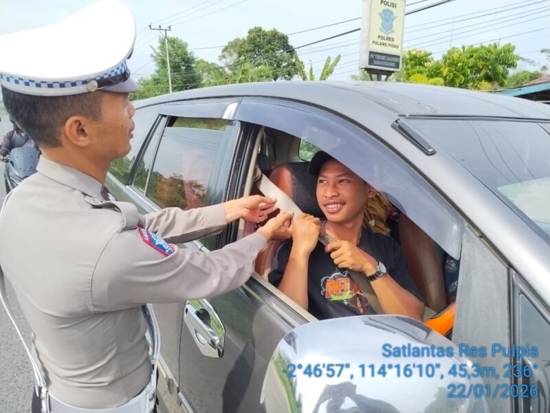 Anggota Satlantas Polres Pulang Pisau Memberi Teguran Kepada Pengemudi Yang Tidak Menggunakan Sabuk Pengaman dengan baik