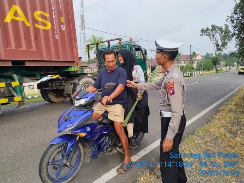 Satlantas Polres Pulang Pisau Laksanakan Peneguran kepada Pengendara yang Tidak Menggunakan Helm
