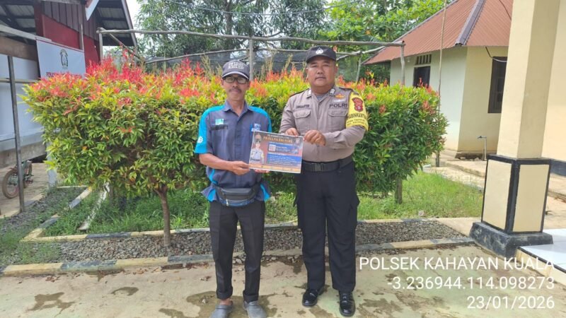 Personel Polsek Kahayan Kuala mensosialisasikan layanan aduan Calcenter 110 guna meminimalisir angka kejahatan dan juga memudahkan masyarakat dalam penyampaian pengaduan