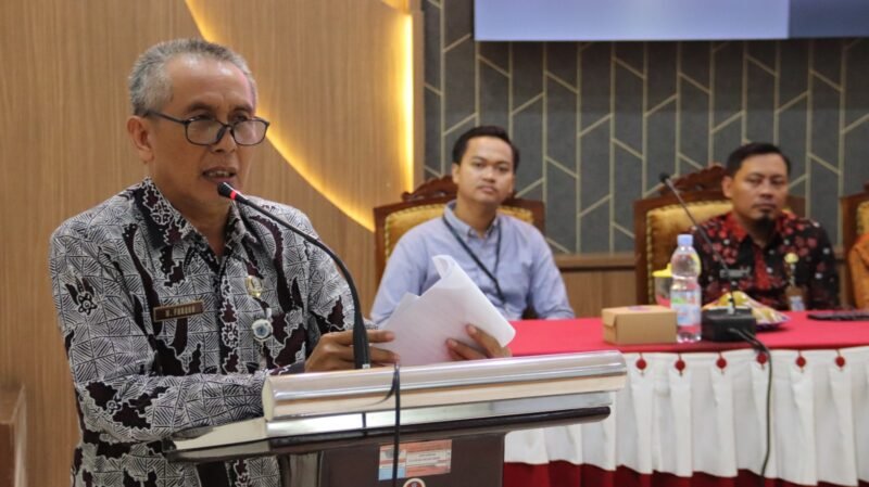 Foto: Pemerintah Kabupaten Brebes melalui Badan Kepegawaian dan Pengembangan Sumber Daya Manusia Daerah (BKPSDMD) menyerahkan Petikan Surat Keputusan (SK) Pensiun TMT 1 Februari 2026 kepada 35 Pegawai Negeri Sipil (PNS) di lingkungan Pemkab Brebes. Acara yang dirangkaikan dengan Sosialisasi Pemberkasan Tunjangan Hari Tua (THT) dan Pensiun Pertama Ketaspenan, di Aula Kartini BKPSDMD setempat, Kamis (22/01/2026).