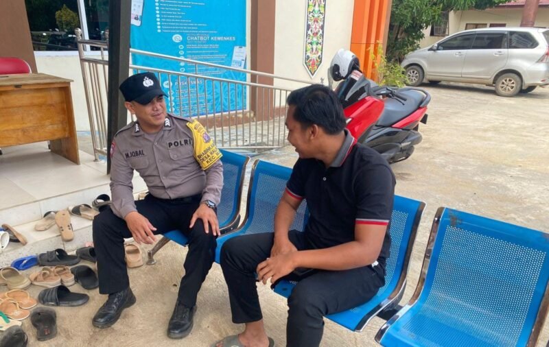 Personil Polsek Maliku melakukan Door to Door System, Menyampaikan Maklumat Kapolda Kalteng