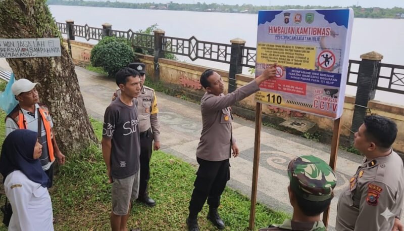 Jaga Ketertiban Umum, Polsek Kahayan Hilir Bersama Forkopimcam Pasang Spanduk Himbauan Kamtibmas