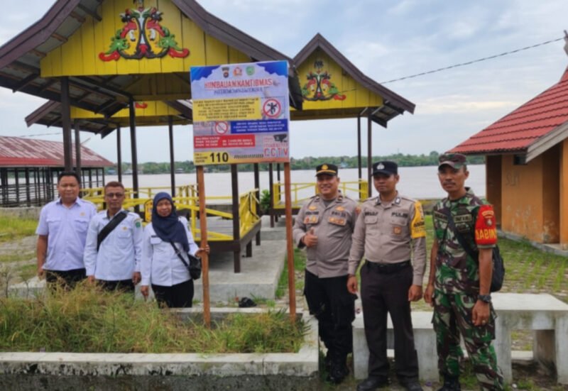 Perkuat Keamanan Wilayah, Polsek Kahayan Hilir Pasang Spanduk Himbauan dan Sosialisasikan Call Center 110