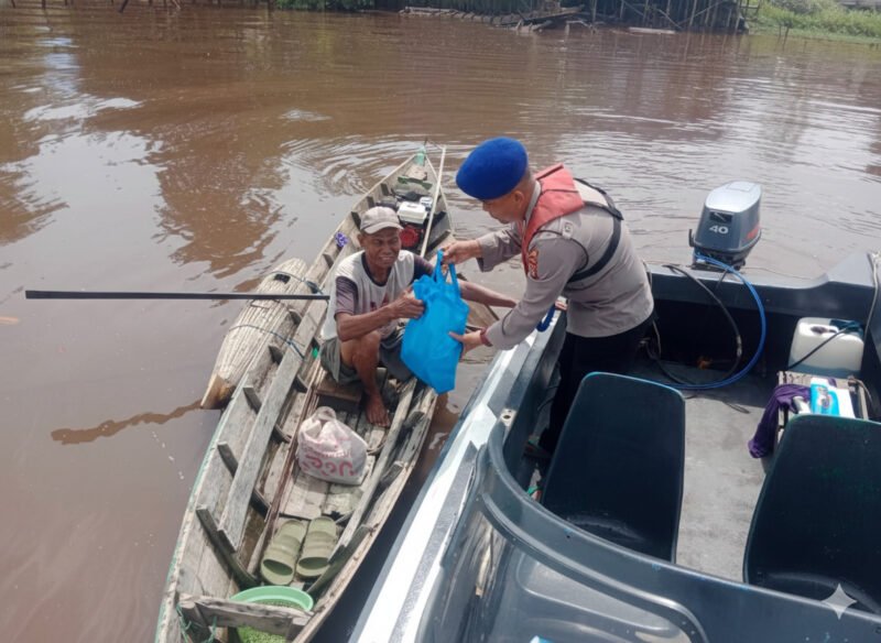 Perkuat Kepedulian Sosial, Satpolair Polres Pulang Pisau Salurkan Bantuan Jumat Berkah
