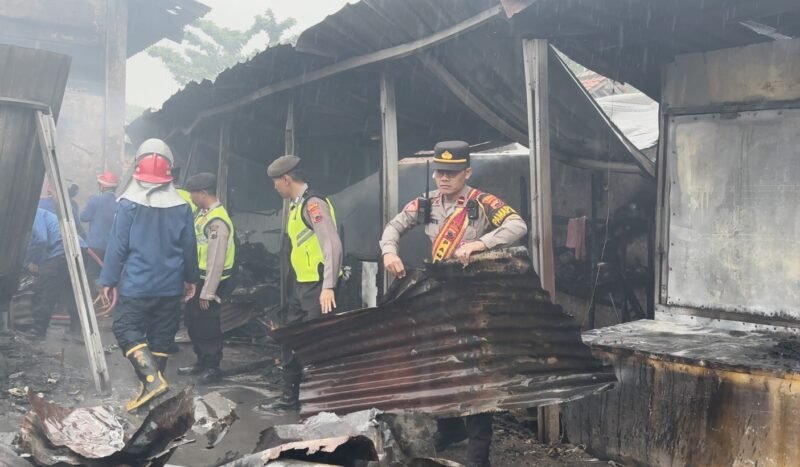 Foto: Personel Pamapta Polres Tegal bergerak cepat menangani peristiwa kebakaran yang melanda sejumlah kios Pasar Loak di Areal Sub Terminal Bus Adiwerna, Desa Adiwerna, Kecamatan Adiwerna, Kabupaten Tegal, pada Jumat (23/01/2026) pagi.